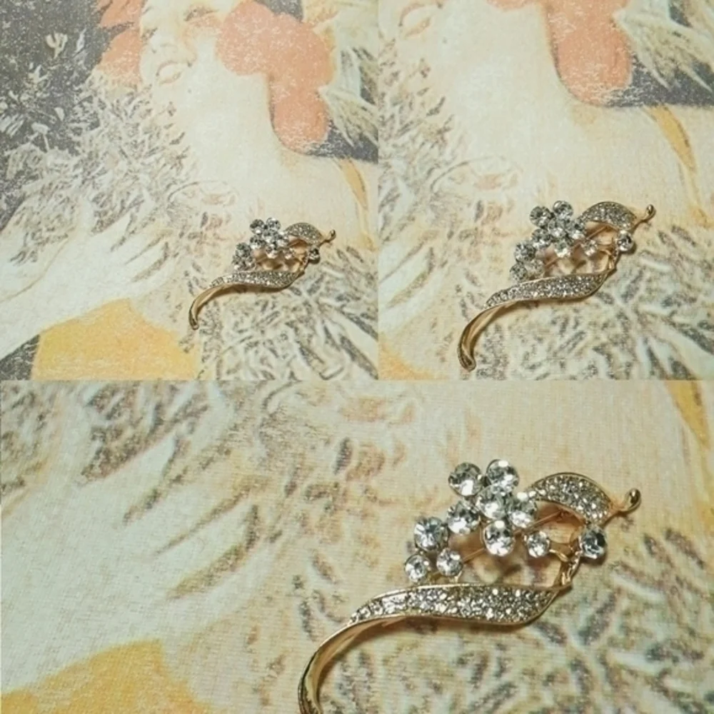 ☄Wispy Stem Flower Bar Brooch Pin-Gold Tone